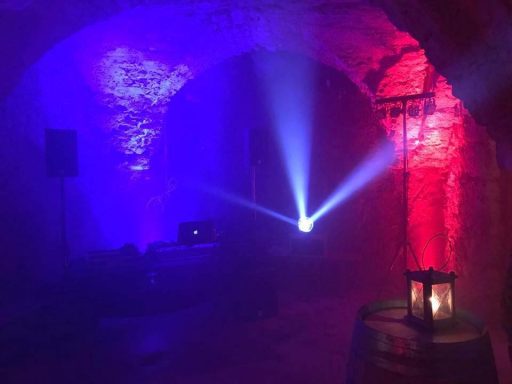 Tannenburg Dunkler Raum mit blauen und roten Lichtstrahlen, Lautsprechern und einer Laterne.